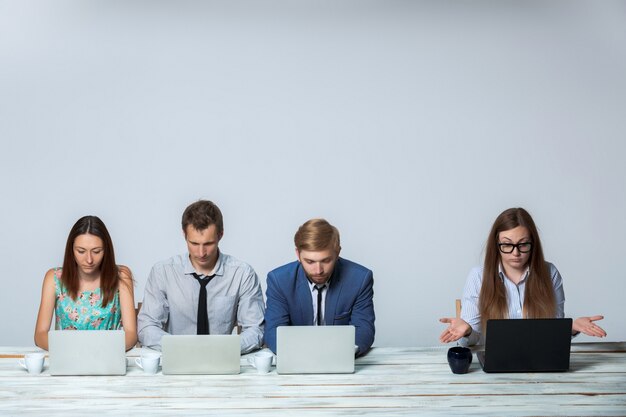 Geschäftsteam, das gemeinsam im Büro an seinem Geschäftsprojekt arbeitet