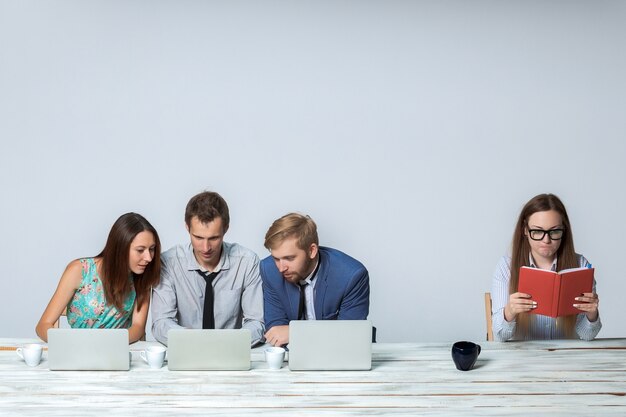 Geschäftsteam, das gemeinsam im Büro an seinem Projekt arbeitet