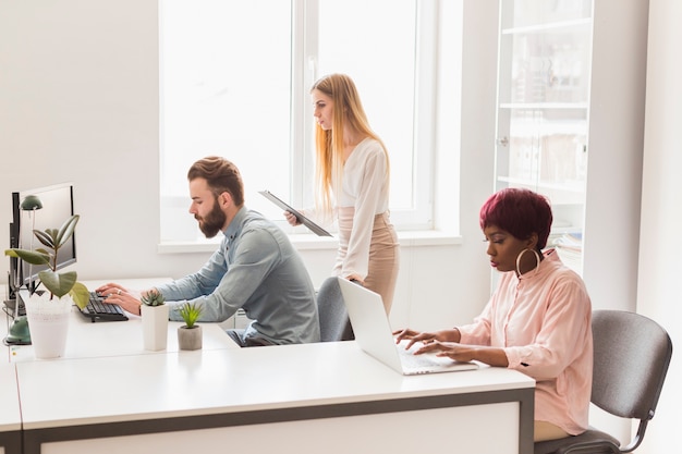 Geschäftsteam, das im Büro arbeitet