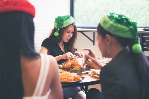 Geschäftsteam-Feier-Weihnachtsfest-Konzept im Büro