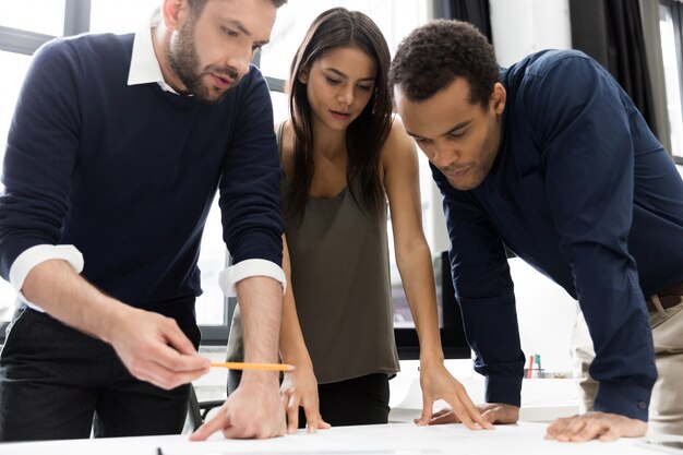 Geschäftstreffen Mitarbeiter diskutieren das Projekt im Büro