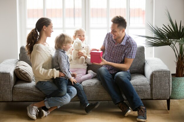 Geschenk auf Vatertagskonzept empfangen, Familienkinder, die Vati beglückwünschen