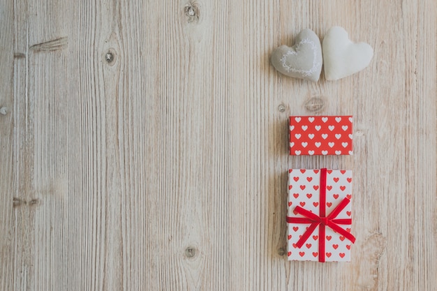 Geschenk-Box mit tupfen, Herz-Box und weiße Herzen