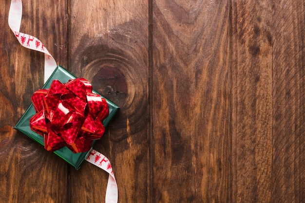 Geschenk, das auf Weihnachtsfarbband liegt