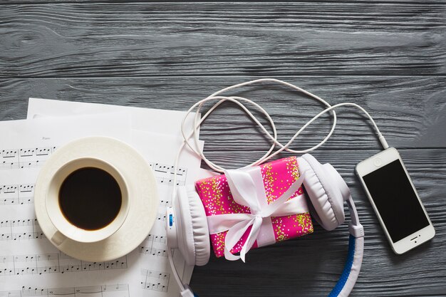 Geschenk, Geräte, Kaffee und Notizen