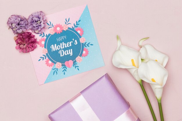 Geschenk mit Blumen und Karte für Muttertag
