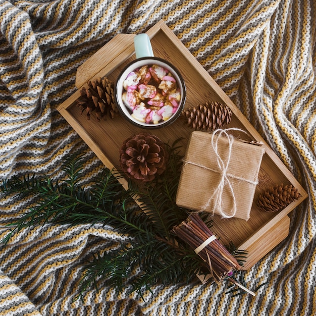 Geschenk und Getränk nahe Niederlassung und Kegel auf Decke