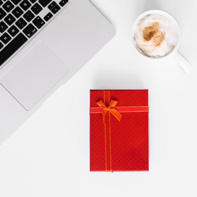 Geschenk und Kaffee in der Nähe von Ernte Laptop