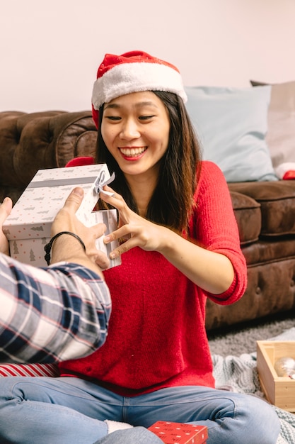 Geschenk zur glücklichen Frau geben