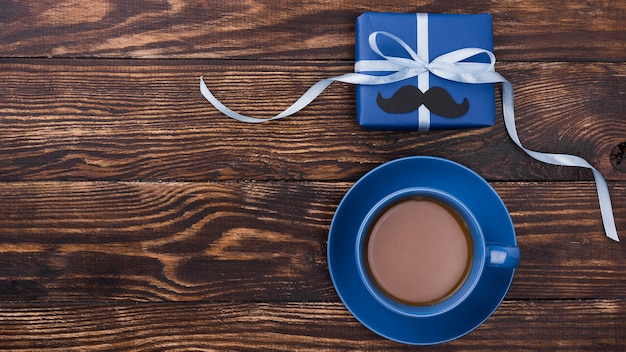 Geschenkanordnung mit Band und Kaffee