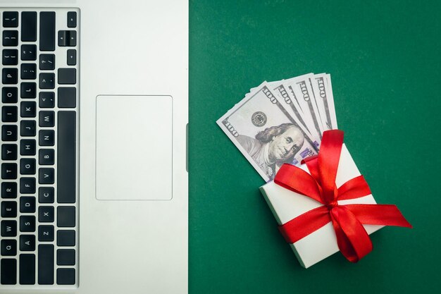 Geschenkbox Geld und Laptop Online Weihnachtseinkaufskonzept