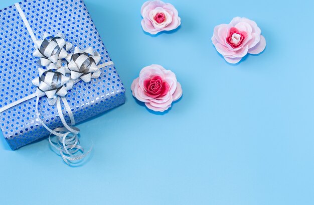 Geschenkbox In blauem Papier auf blau verpackt. Valentinstag, Feiertag und Geschenke.
