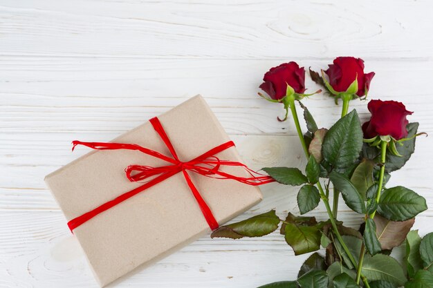 Geschenkbox in der Nähe von frischen Blumen