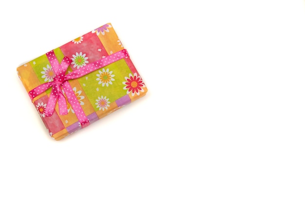 Geschenkbox in heller verpackung auf weißem hintergrund kopieren raum draufsicht rosa band mit tupfen, geschenkverpackungsprozess, erntedankfest, urlaub, geburtstag, geschenk für mädchen, kind, geschenk