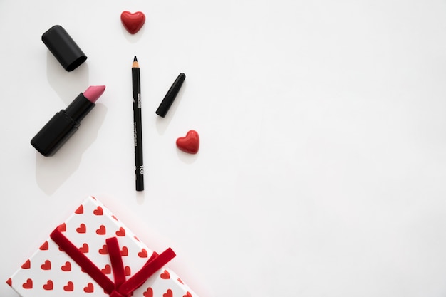 Geschenkbox mit Herzen, Lippenstift und Eyeliner