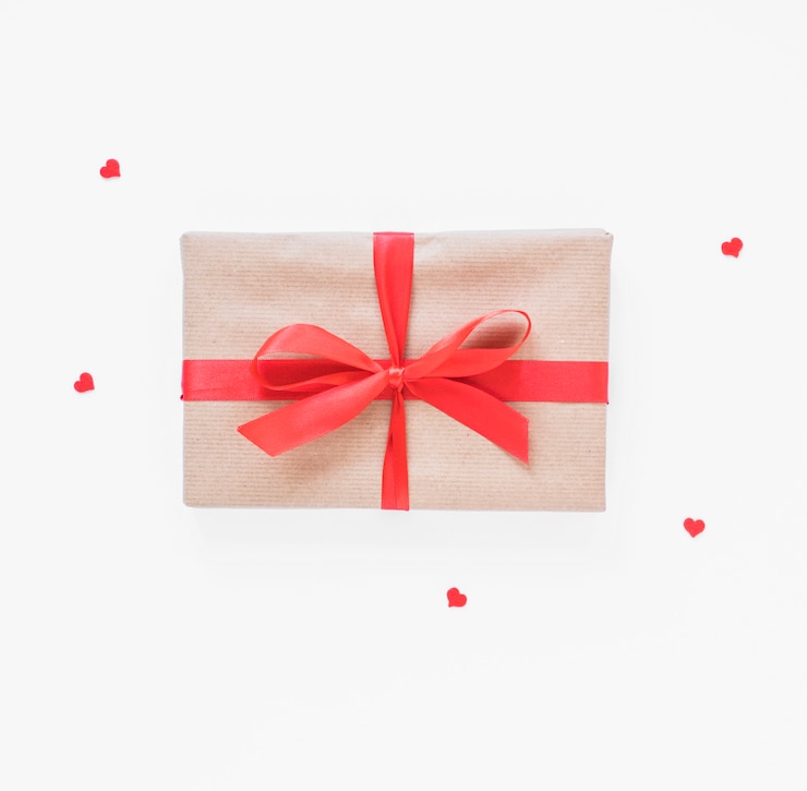 Kostenlose Foto geschenkbox mit kleinen herzen auf leuchtpult