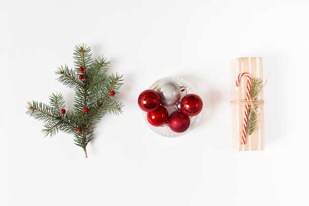 Geschenkbox mit Tannenzweig und Kugeln