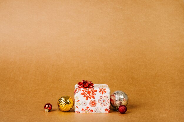 Geschenkbox und Weihnachtskugeln