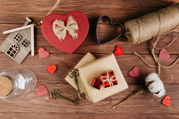 Geschenkboxen mit kleinen Herzen auf dem Tisch