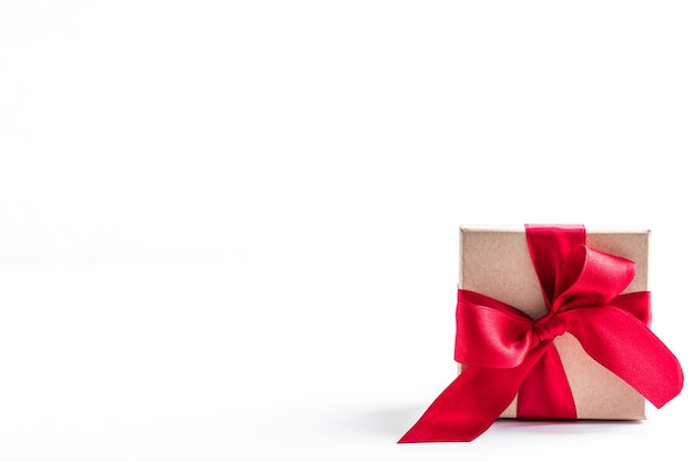 Geschenkboxen mit rotem Band und Schleife auf Weiß