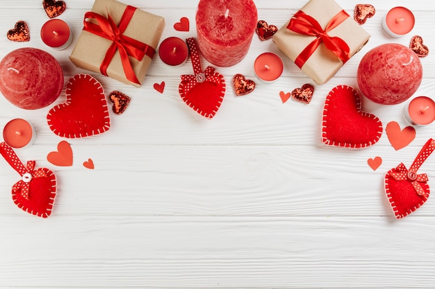 Kostenloses Foto geschenkboxen mit roten kerzen auf dem tisch