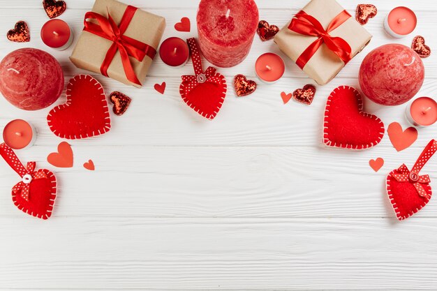 Geschenkboxen mit roten Kerzen auf dem Tisch