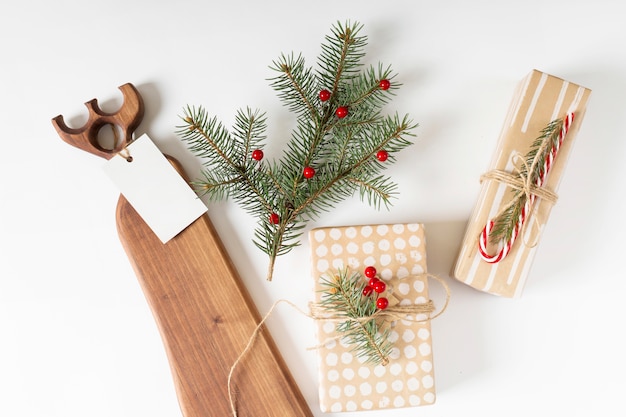 Geschenkboxen mit Tannenzweigen und Beeren