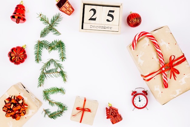 Geschenkboxen mit Weihnachtsaufschrift von den Niederlassungen