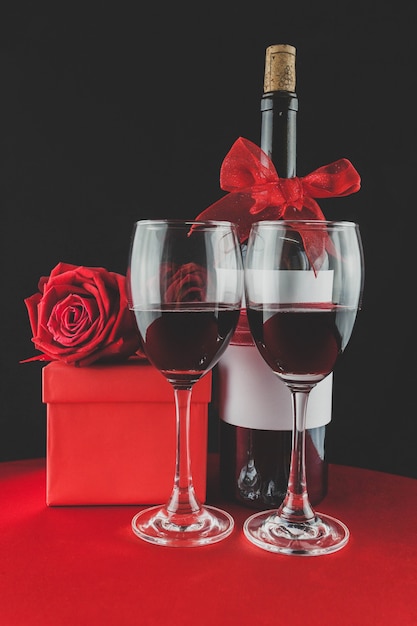 Geschenke für den Valentinstag mit Wein und Rosen