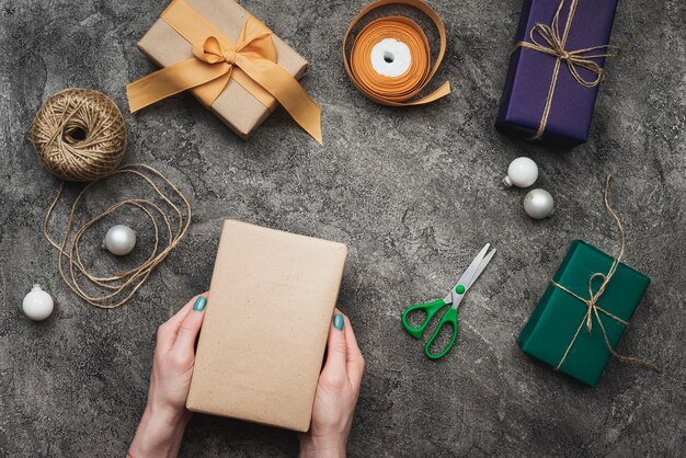 Geschenke für Weihnachten auf strukturiertem Hintergrund und Scheren