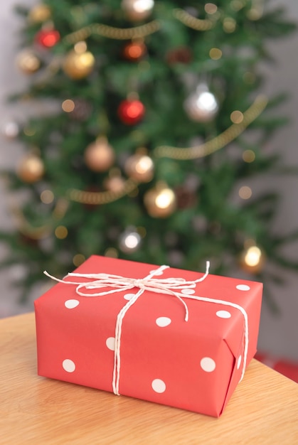 Geschenke mit Weihnachtsbaum. Frohes neues Jahr und Frohe Weihnachten-Feier-Konzept.
