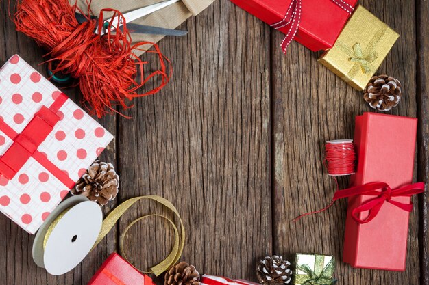 Geschenke und Dekorationen für Geschenke auf einem Holz