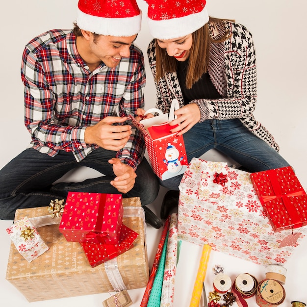 Geschenkkonzept mit den Paaren, die Kasten betrachten