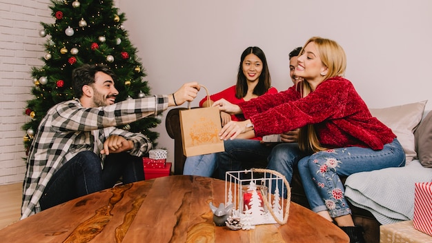 Geschenkkonzept mit drei Freunden