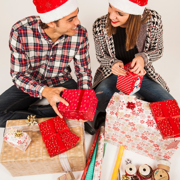 Geschenkkonzept mit Freund und Freundin