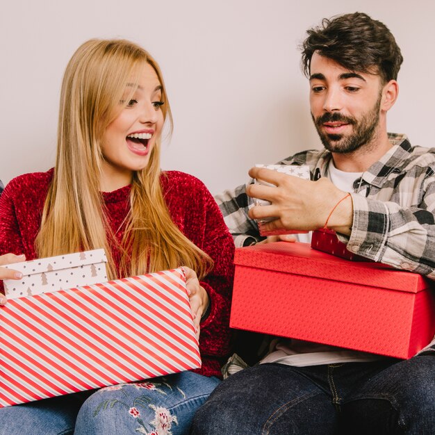 Geschenkkonzept mit jungen Paaren