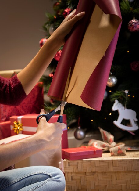 Geschenkverpackungsprozess vor Weihnachten