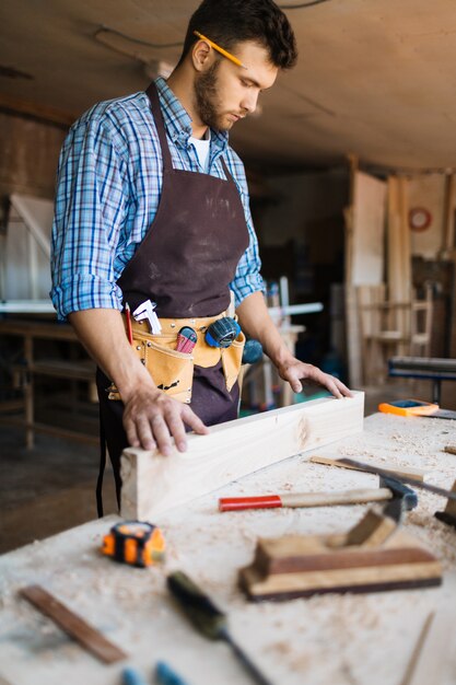 Geschickter Tischler eingewickelt in der Arbeit