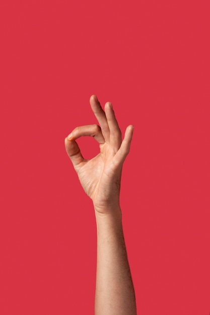 Kostenloses Foto geschlecht flüssige person hand isoliert auf rot