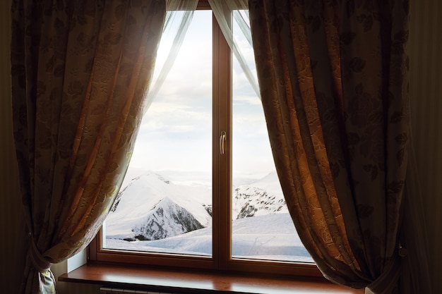 Geschlossenes Fenster und schönes Bild außerhalb des Resorts mit Naturblick und Ruhe