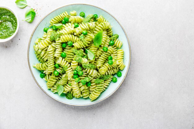 Geschmackvolle appetitanregende Teigwaren mit Pesto auf Platte