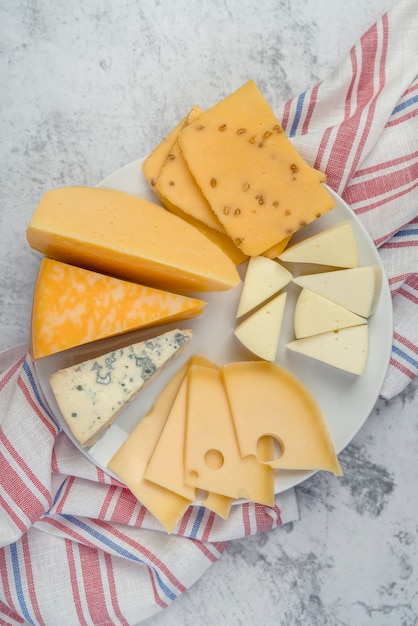 Geschmackvolle Auswahl der Draufsicht des Käses auf einer Platte