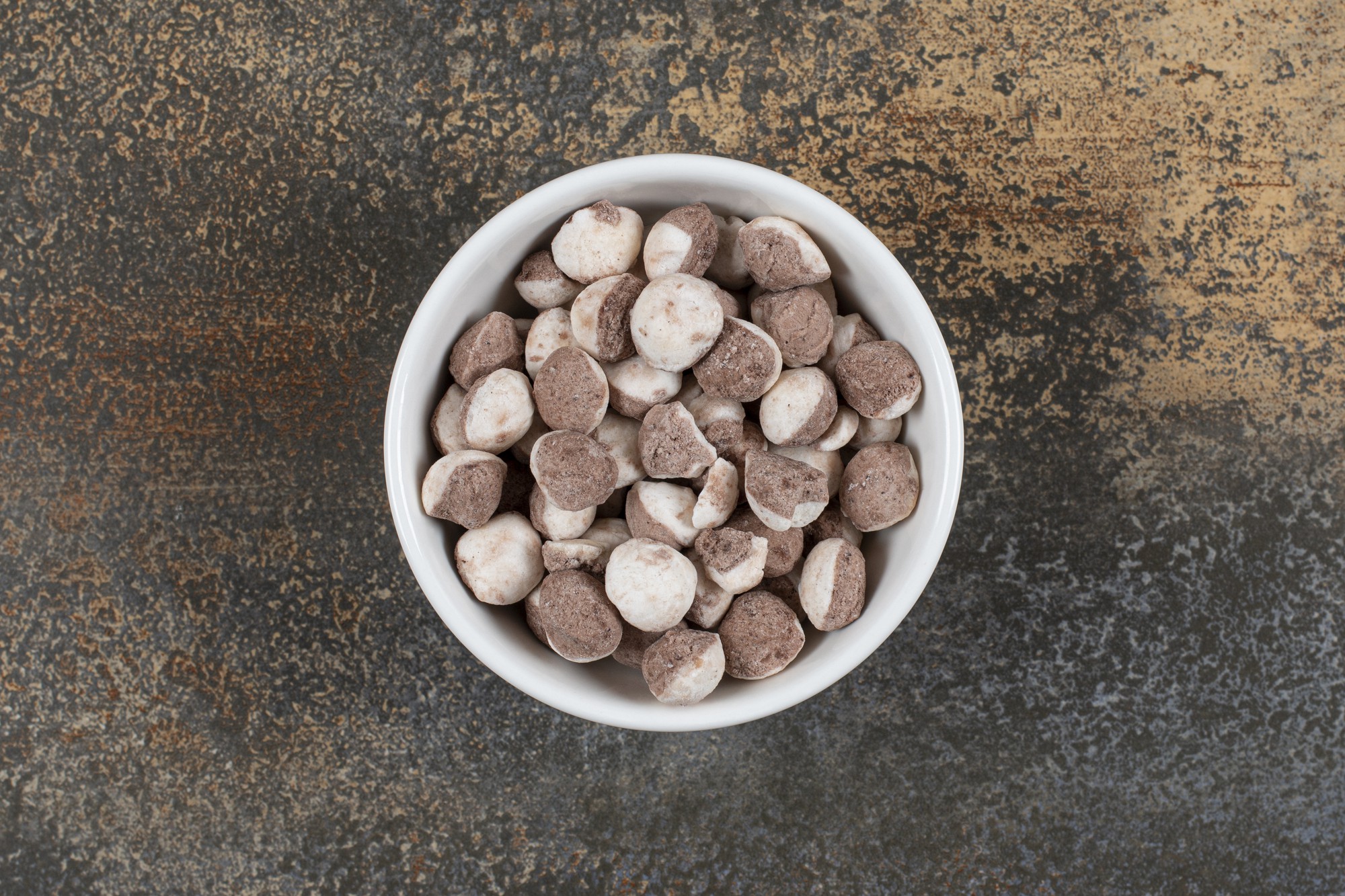 Geschmackvolle braune Bonbons in der weißen Schüssel.