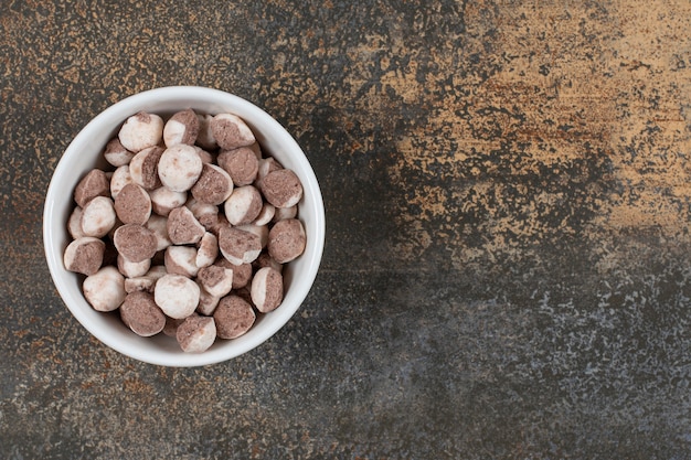 Geschmackvolle braune Bonbons in der weißen Schüssel.