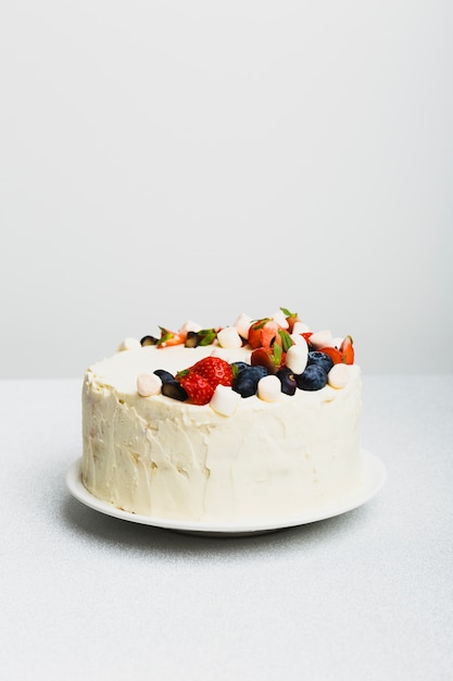 Geschmackvolle frische Torte mit Beeren auf Teller