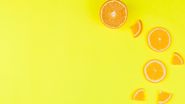 Geschmackvolle orange Scheibe auf hellem Hintergrund