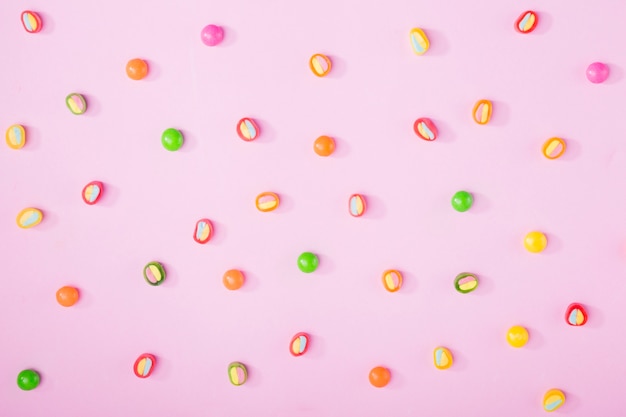 Geschmackvolle Süßigkeiten auf rosa Hintergrund
