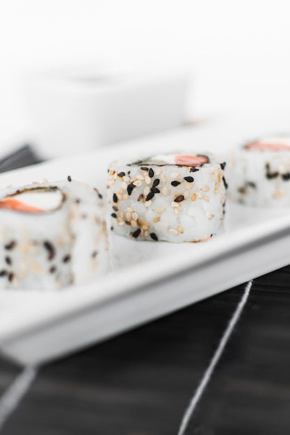Geschmackvolle Sushi auf weißem Behälter
