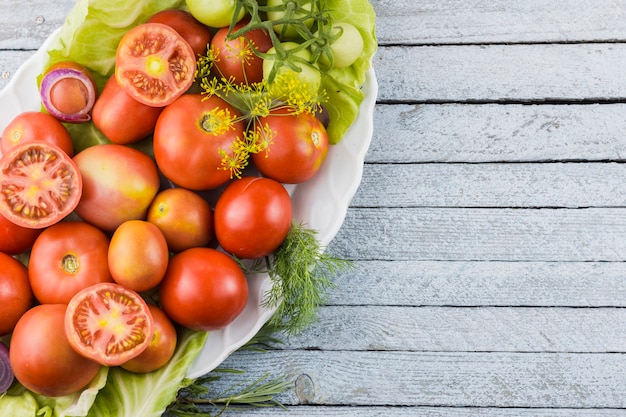 Geschmackvolle Tomatenplatte der Draufsicht mit Kopienraum