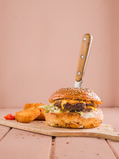 Geschmackvoller amerikanischer Hamburger mit Fischrogen